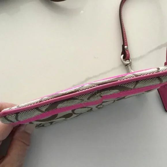 Coach Signature C Wristlet w/Pink Stripe and Pink Hangtag - Picture 4 of 6